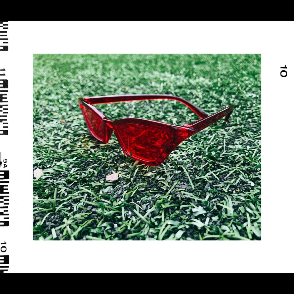 SOLD 🕶🍒 RETRO CAT-EYE SUNGLASSES! ⁣
⁣